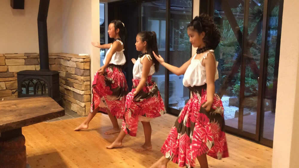 地元のフラチームが目の前で踊るフラダンス